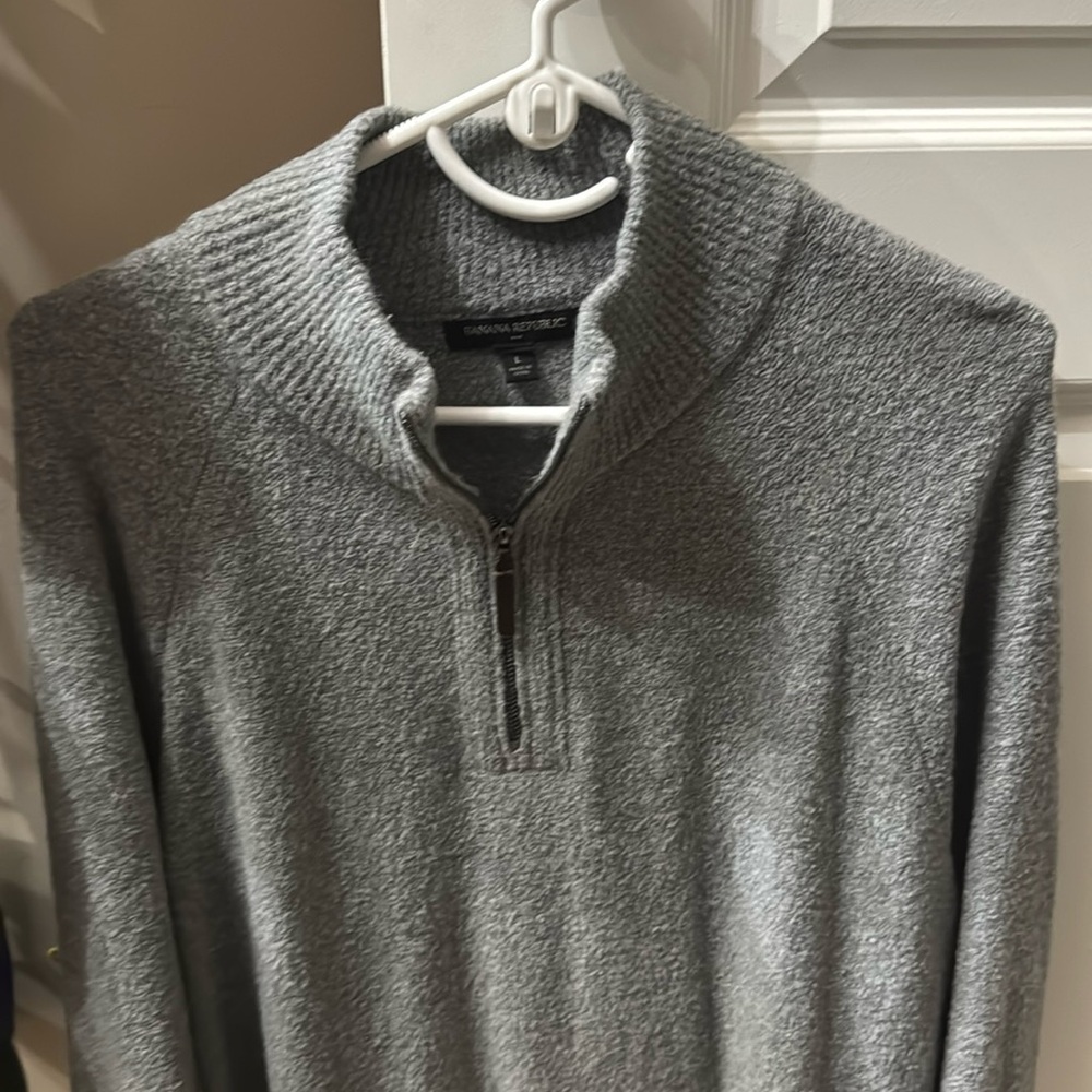 Banana Republic 1/4 zip sweater grey
Never worn
Not my size